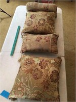 4 throw pillows