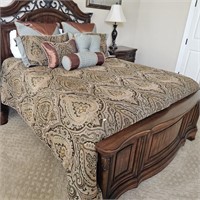 BEAUTIFUL Queen Bedding Set NOT BED_ JUST BEDDING