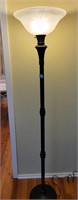 METAL FLOOR LAMP W/GLASS SHADE