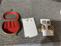 COMPACT RING HOLDER WITH 2 PRS CLIP ON EARRINGS