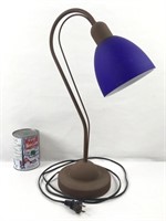 Lampe de table en métal et abat-jour en verre bleu
