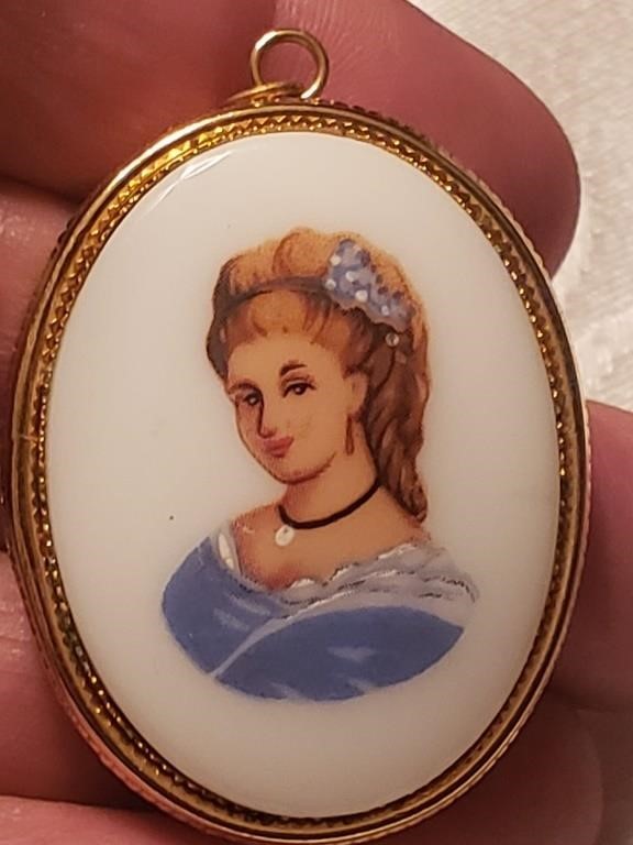 Vintage Porcelain Cameo Brooch/Pendant.CB1c