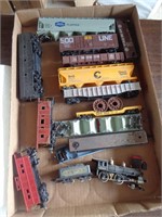LOT OF 10 TRAIN CARS & PARTS / G2