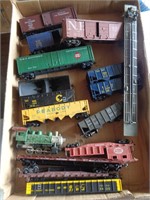 LOT OF 15 TRAIN CARS & PARTS / G2