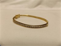 Pretty bracelet with stones goldtone color.