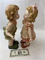 Boy and Girl Kissing Statues Mann Resin