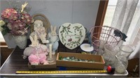 Vases, decorations, wire basket