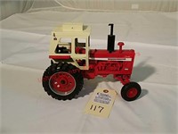 Ertl IHC Farmall 1356 Tractor 1/16