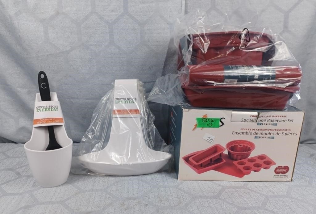 Silicone bakeware and utensil holders