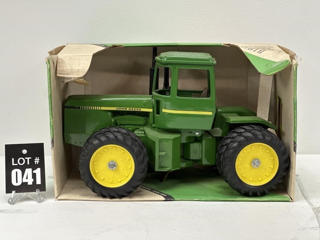 ERTL J.D. 4-Wheel Driver Tractor 1/16