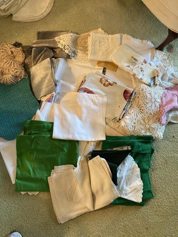 Box of tablecloths/ napkins etc- see pictures