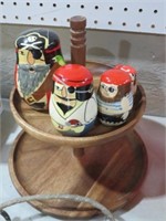 WOOD DISPLAY WITH WOOD PIRATES
