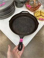 LODGE CAST IRON SKILLET