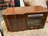 19” x 10” RCA Victor wood antique radio
