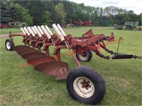 IHC Model 770 6 Bottom Pull-Type Plow