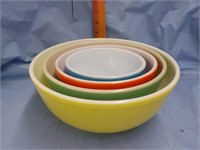 Set if 4 Pyrex mixing bowls