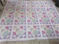 VINTAGE HAND STITCHED FLOWER BASKET QUILT