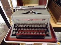 Royal "Quiet Deluxe" manual typewriter