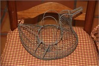 Wire bird-shaped basket