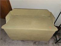 Chest/bench with lid