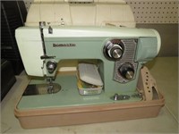 DOMESTIC SEWING MACHINE W/CASE