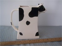 .Farm House Style Ceramic Cow Pitcher
