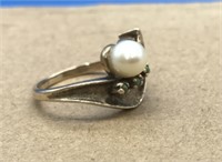 Vintage 10K Gold Pearl & Tiny 3 Stone Ring
