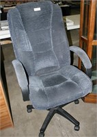 PADDED ADJUSTABLE HEIGHT OFFICE CHAIR