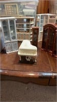 Small Lot of Dollhouse Furniture