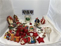 Sterlite 15 Qt Tub w/lid w/Christmas Ornaments & B