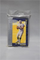 CLOSED PACK OF 1995 FOOTBALL CARDS