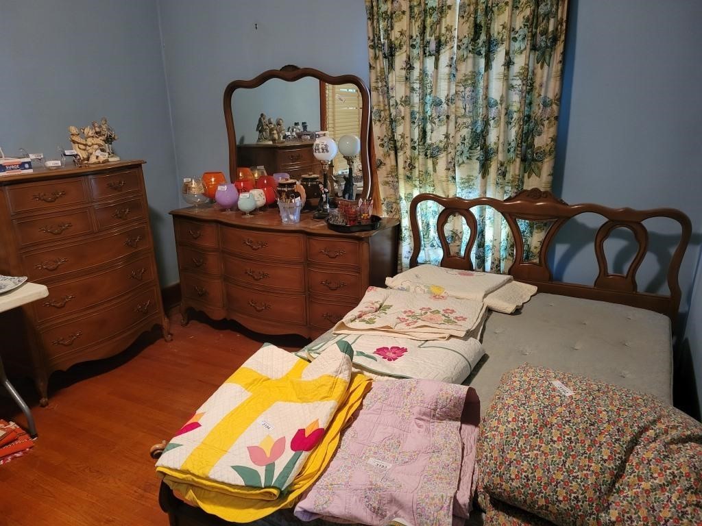 Vintage Serpentine Bedroom Set - Full Size Bed