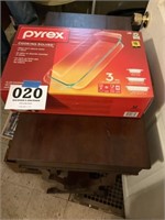 A three-piece Pyrex baking
Dishes new in box