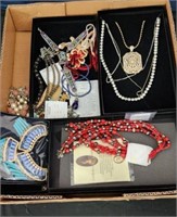 Lot of miscellaneous jewelry