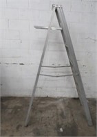 6-STEP PAINTERS LADDER APPROX 7'