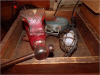 BENCH VISE & TROUBLE LIGHT IN WOODEN BOX