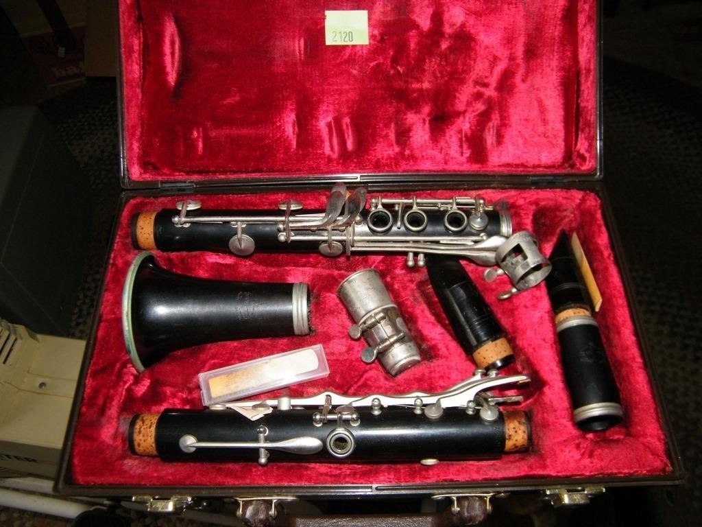 CLARINET IN CASE (LOOKS COMPLETE)