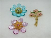 THREE COSTUME JEWELRY BROOCHES