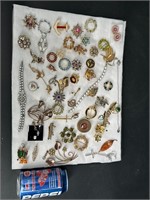 DEALER FLAT LOT OF COSTUME JEWELRY PINS BROOCHES