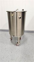 NEW S/S 200 L STAINLESS TANK W LID ON WHEELS