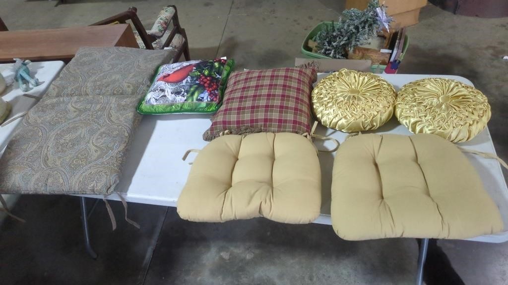 PILLOWS AND SEAT CUSHIONS