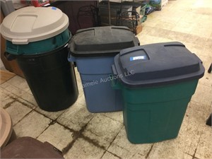 4 plastic trash cans
