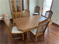 Gorgeous dining room table w/ 6 padded chairs