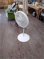 Lasko pedestal fan