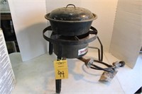 Bayou Classic Outdoor Cooker with a Pot and lid