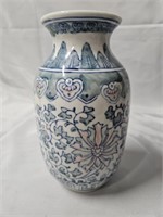 VINTAGE CHINESE PORCELAIN HAND PAINTED AND