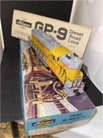 UP GP9 Dummy TRT Locomotive Model Train  (living