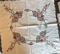 33" x 32“ and stitch table linen