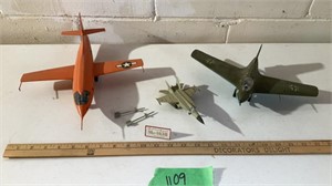 3- plastic airplane, replicas and accessories