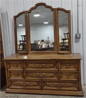 (I) Thomasville 8 Drawer Dresser w/ Mirror